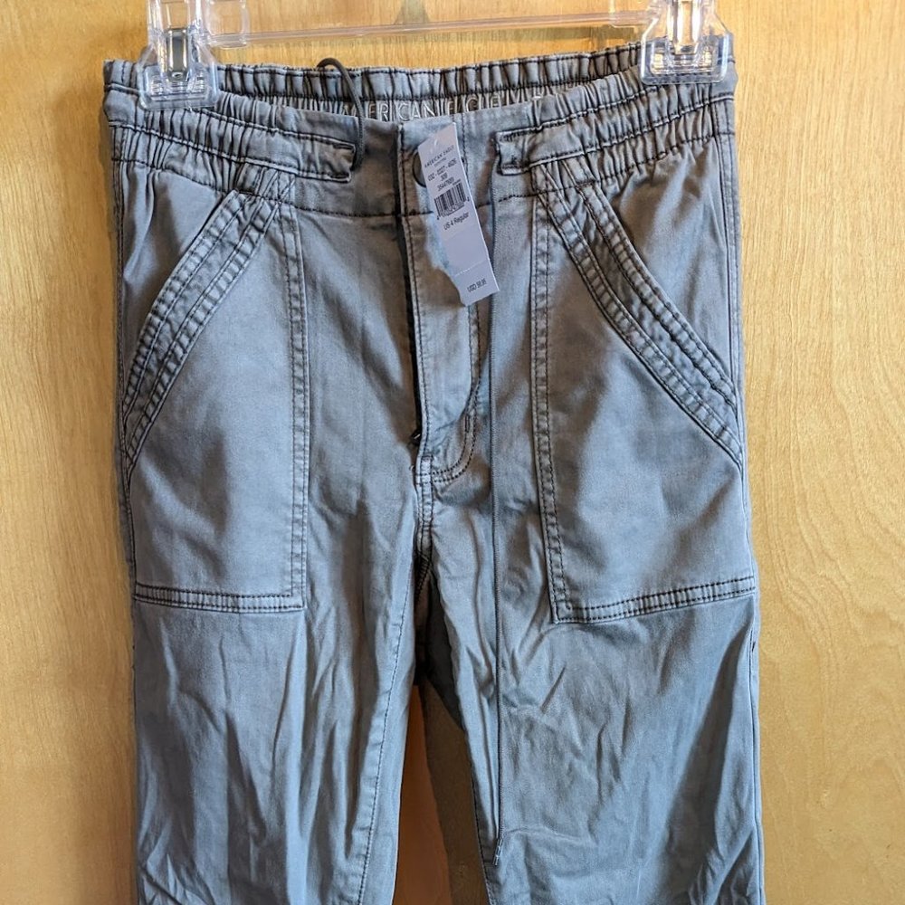 American Eagle Green Joggers NWT 2